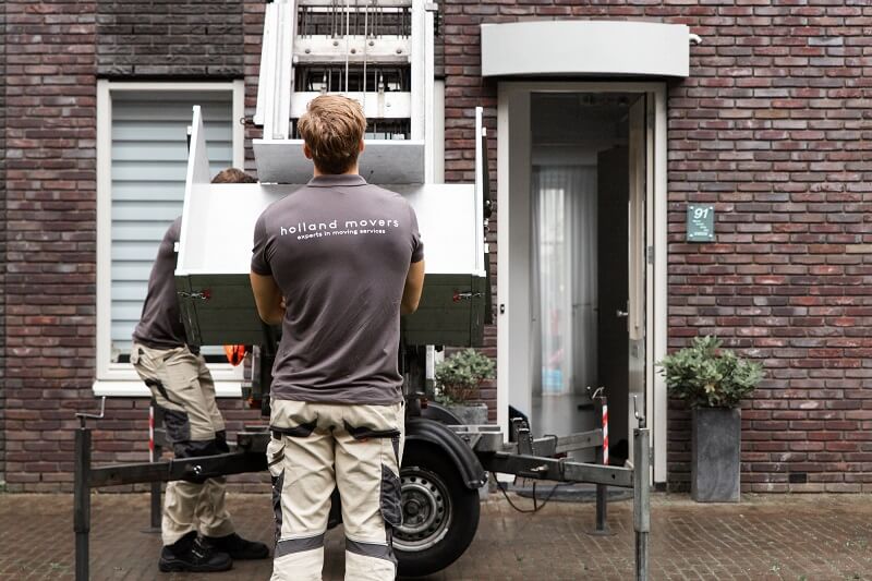 Verhuizer van Holland Movers met een verhuislift in Amsterdam.